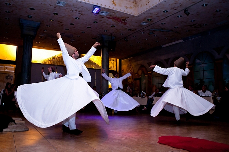 How to photograph in low light without a tripod